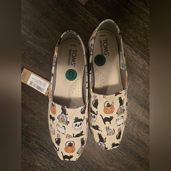 NWT ladies Size 8 Halloween TOMS - Picture 1 of 3